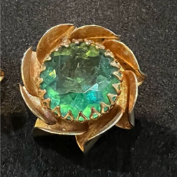 Beautiful Vintage Coro Green Gold Clip-On Earrings - Picture 3 of 4